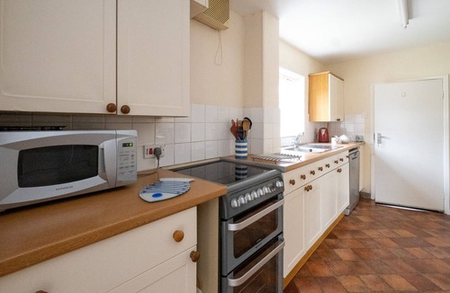 Leiston Cottage | Mere Cottage - sleeps 6 guests in 3 bedrooms