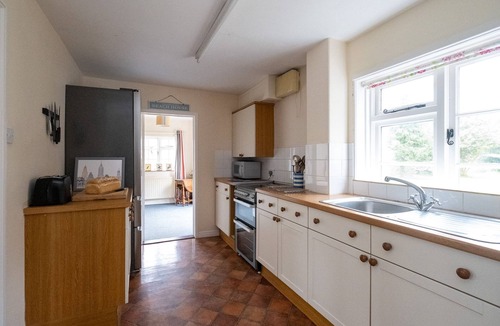 Leiston Cottage | Mere Cottage - sleeps 6 guests in 3 bedrooms