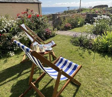 St Abbs House | Merrihaven - Clifftop Fisherman's Cottage with Sea Views