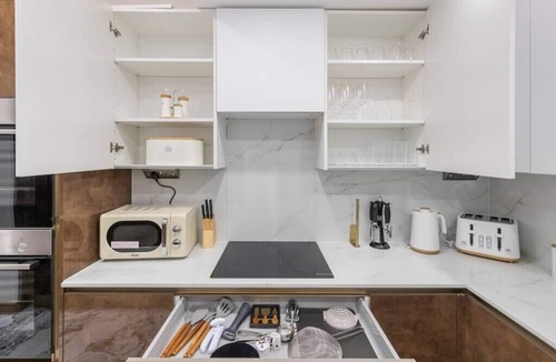 Tottenham Green House | Metro Majesty: 5-Bedroom Gem in South Tottenham