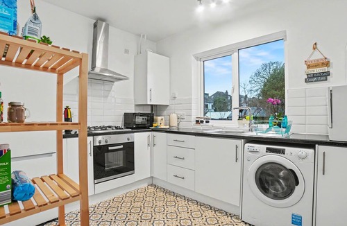 Whittington Apartment | Mill Hill Duplex | 3BR · Balcony · London in 28 Mins