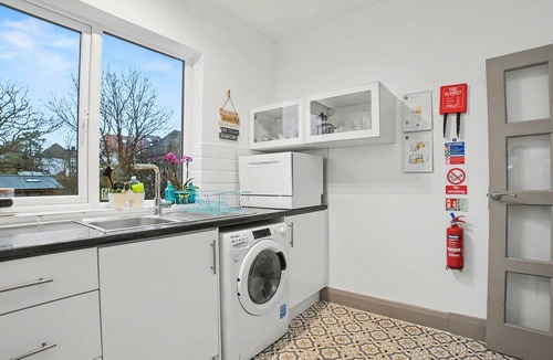 Whittington Apartment | Mill Hill Duplex | 3BR · Balcony · London in 28 Mins