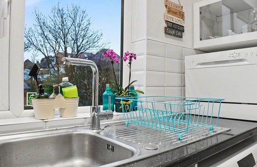 Whittington Apartment | Mill Hill Duplex | 3BR · Balcony · London in 28 Mins