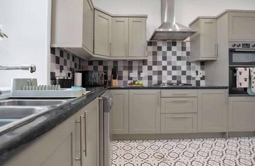 Kirkcaldy Apartment | Milton Apartment - 3 Beds, Kirkcaldy with sea view