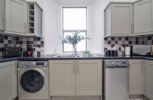 Kirkcaldy Apartment | Milton Apartment - 3 Beds, Kirkcaldy with sea view