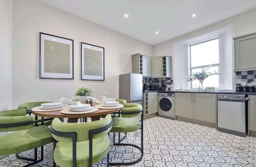 Kirkcaldy Apartment | Milton Apartment - 3 Beds, Kirkcaldy with sea view