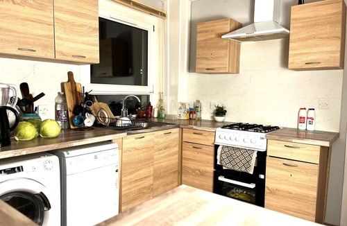 Hamilton House | Mini Hotel rooms with home facilities Great location 30mins from Glasgow
