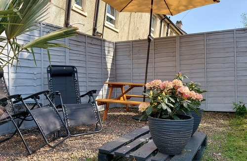 Hamilton House | Mini Hotel rooms with home facilities Great location 30mins from Glasgow