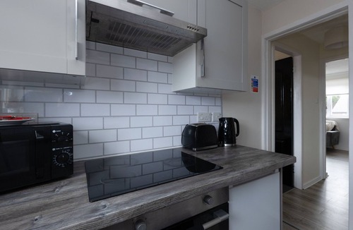 Airdrie Apartment | Modern 1-Bed Apartment in Airdrie – Ideal for Work