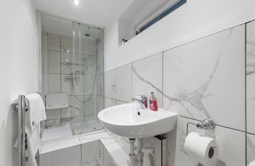 Tower Hill Apartment | Modern 1 Bed Apartment in Central London – Perfect for Couples & Solo Travelers!