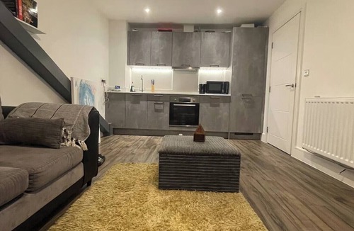 Havering Apartment | Modern 1 bed Flat- 20mins from Central London