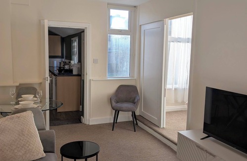 Chapeltown Apartment | Modern 1-Bed Flat Free Parking Near City Centre