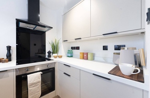 Livingston House | Modern 1-Bed Near Edinburgh + Free Parking