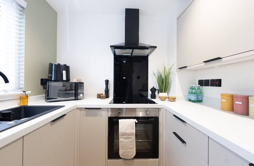 Livingston House | Modern 1-Bed Near Edinburgh + Free Parking