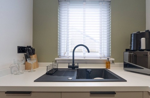 Livingston House | Modern 1-Bed Near Edinburgh + Free Parking