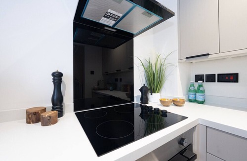 Livingston House | Modern 1-Bed Near Edinburgh + Free Parking
