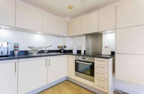 Lansbury House | Modern 1 Bedroom Apartment Near Canary Wharf with Balcony