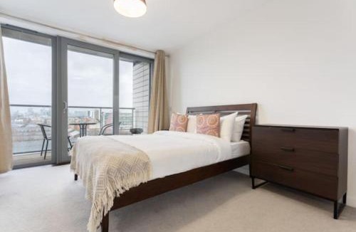 Lansbury House | Modern 1 Bedroom Apartment Near Canary Wharf with Balcony
