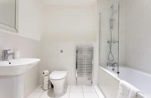 Lansbury House | Modern 1 Bedroom Apartment Near Canary Wharf with Balcony