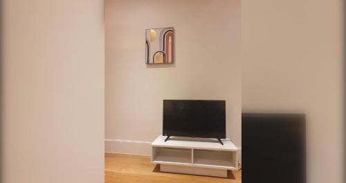 Lansbury House | Modern 1 Bedroom Apartment Near Canary Wharf with Balcony