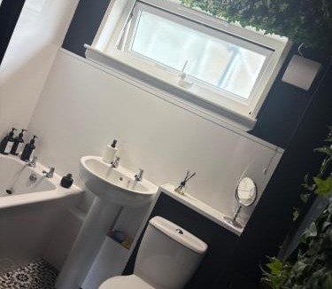 East Kilbride Apartment | Modern 1 bedroom flat full flat