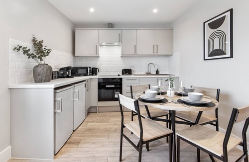 Southgate Green Apartment | Modern 1BR | 2 Beds Sleeps 4 | Fast Central Access