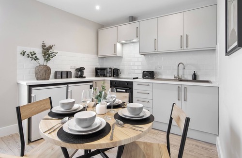 Southgate Green Apartment | Modern 1BR | 2 Beds Sleeps 4 | Fast Central Access