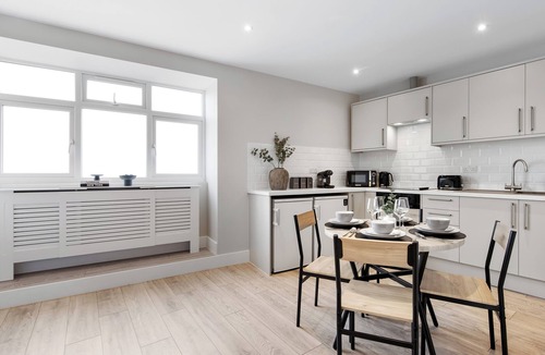 Southgate Green Apartment | Modern 1BR | 2 Beds Sleeps 4 | Fast Central Access