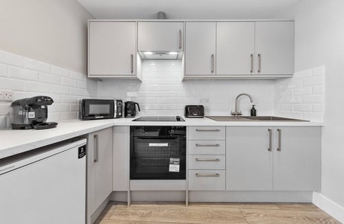 Southgate Green Apartment | Modern 1BR | 2 Beds Sleeps 4 | Fast Central Access