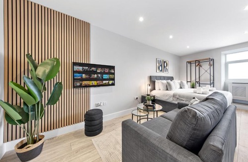 Southgate Green Apartment | Modern 1BR Fast Central Access AC 2 Beds Sleeps 4 Free WIFI And Parking