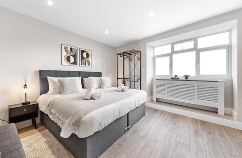 Southgate Green Apartment | Modern 1BR Fast Central Access AC 2 Beds Sleeps 4 Free WIFI And Parking