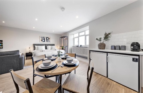 Southgate Green Apartment | Modern 1BR Fast Central Access AC 2 Beds Sleeps 4 Free WIFI And Parking