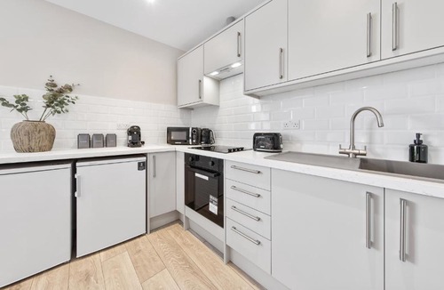 Southgate Green Apartment | Modern 1BR Fast Central Access AC 2 Beds Sleeps 4 Free WIFI And Parking
