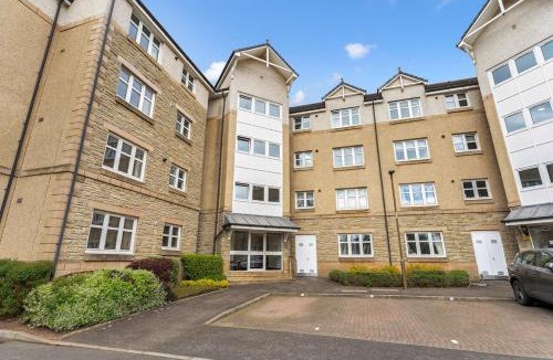 Longcroft Apartment | Modern 1BR flat - free parking + lift