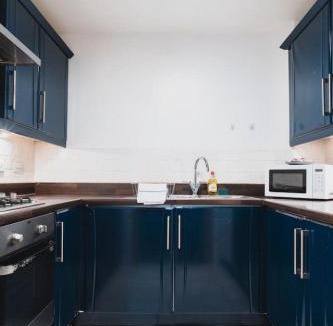 Renfrew Apartment | Modern 2-Bed Near Braehead