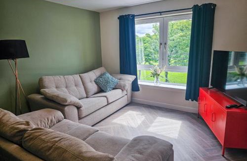Paisley Apartment | Modern 2 Bed Paisley Near RAH and Airport with Free Parking