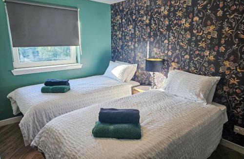 Paisley Apartment | Modern 2 Bed Paisley Near RAH and Airport with Free Parking
