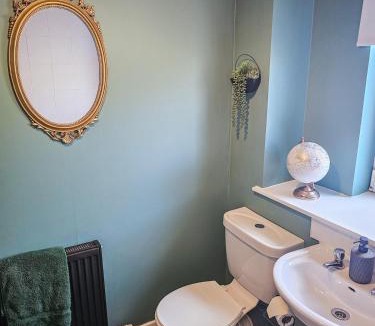Paisley Apartment | Modern 2 Bed Paisley Near RAH and Airport with Free Parking