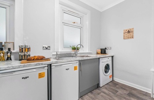 Glasgow Apartment | Modern 2 bedroom apartment with shower room