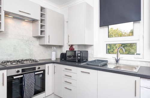 Glasgow Apartment | Modern 2 bedroom apartment with parking and wifi.