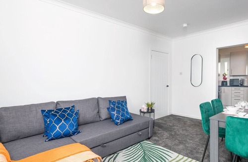 Glasgow Apartment | Modern 2 bedroom apartment with parking and wifi.