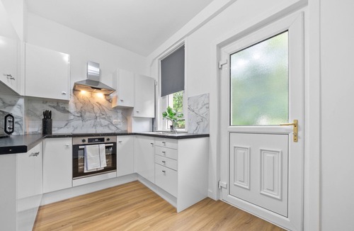 Wishaw Apartment | Modern 2 bedroom apartment with parking and wifi.