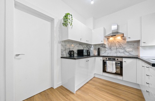 Wishaw Apartment | Modern 2 bedroom apartment with parking and wifi.