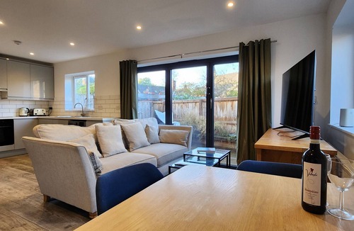 Hitchin House | Modern 2 Bedroom Bungalow with patio and parking close to Hitchin Station