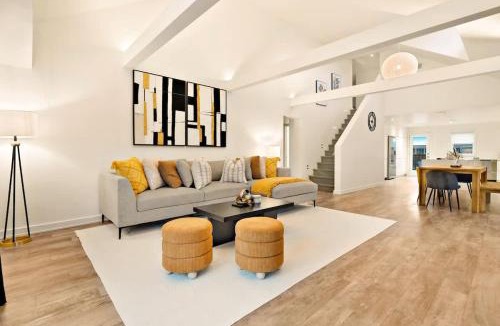 Downtown Apartment | Modern 2-Bedroom & Den Near the Falls Parking Included Sleeps 6