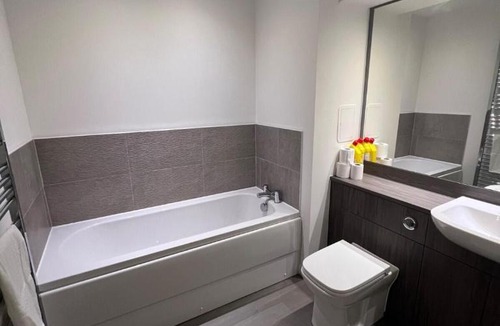 Bishopton Apartment | Modern 2 Bedroom Flat in Quiet Village w/Ensuite