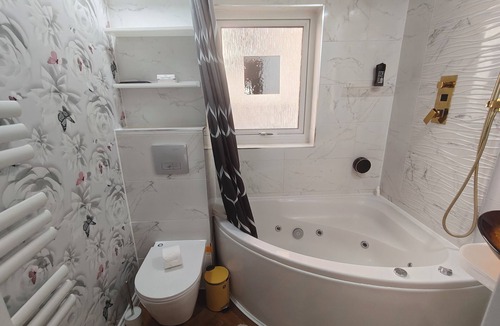 Clydebank Apartment | Modern 2 Bedroom Ground Level Flat