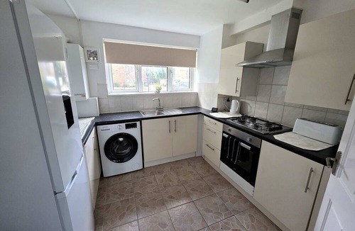 Leyton Apartment | Modern 2BDR Flat Near Stratford and Central London