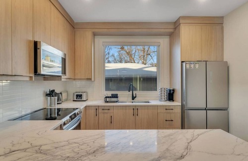 Shaganappi House | Modern 2BR/2BA Suite: 5-Min Walk to LRT & Golf with Garage Parking