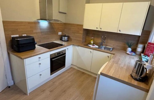 Bellshill Apartment | Modern 2BR Cottage Flat